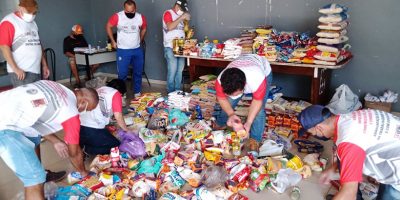 População da região do Santa Cruz doa alimentos para ajudar trabalhadores desempregados